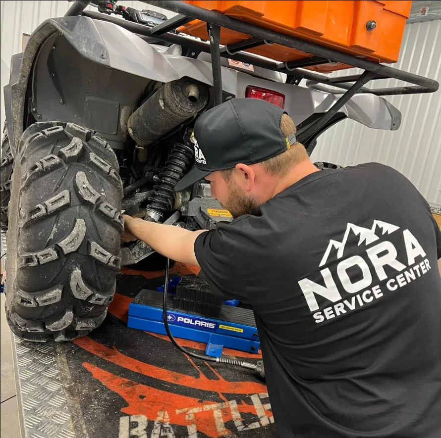 Simon arbetar med en ATV i Nora Service Centers verkstad