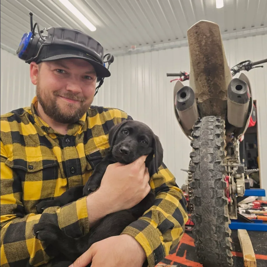 Simon Metsävainio med sin valp i Nora Service Centers verkstad