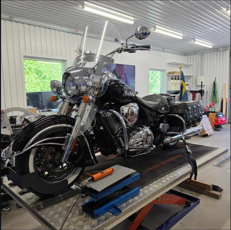 Kundanpassad cruiser-motorcykel på verkstadslyft